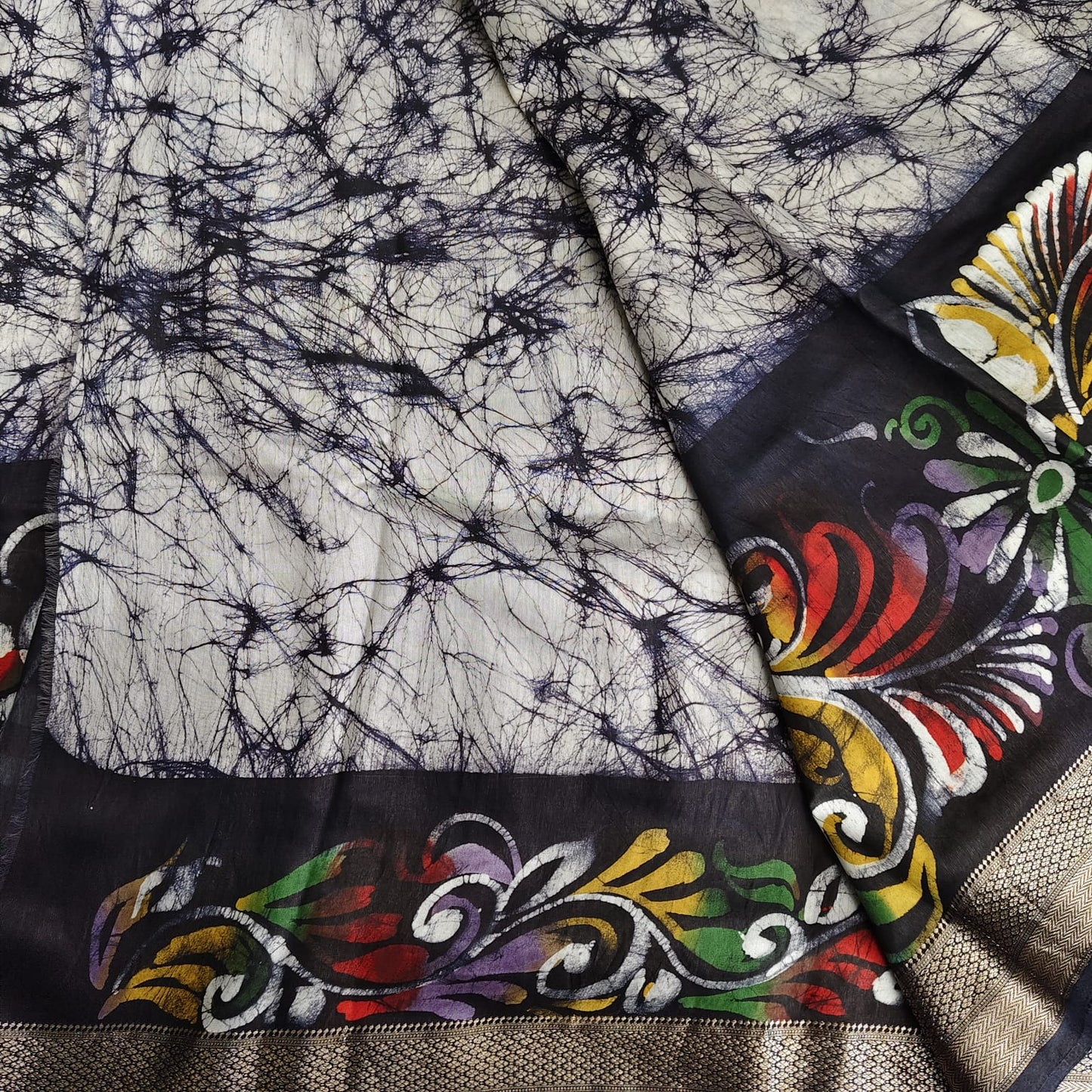 Hand Batik Maheshwari- White n Black